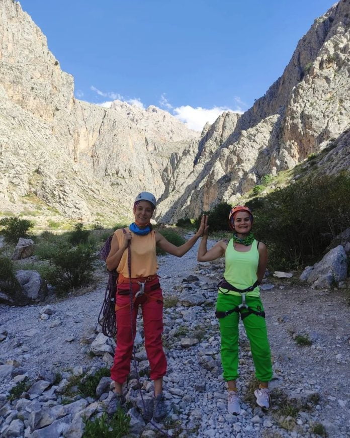 Şule Bulut ve Yelda Çam Tek İp Boylu Kaya Tırmanış Eğitimini Tamamladı